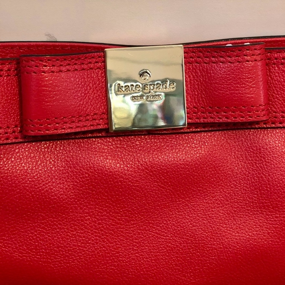 🔺Kate Spade Leather Bag
🔺Mint condition, barely used
🔺Cherry red w/gold hardware